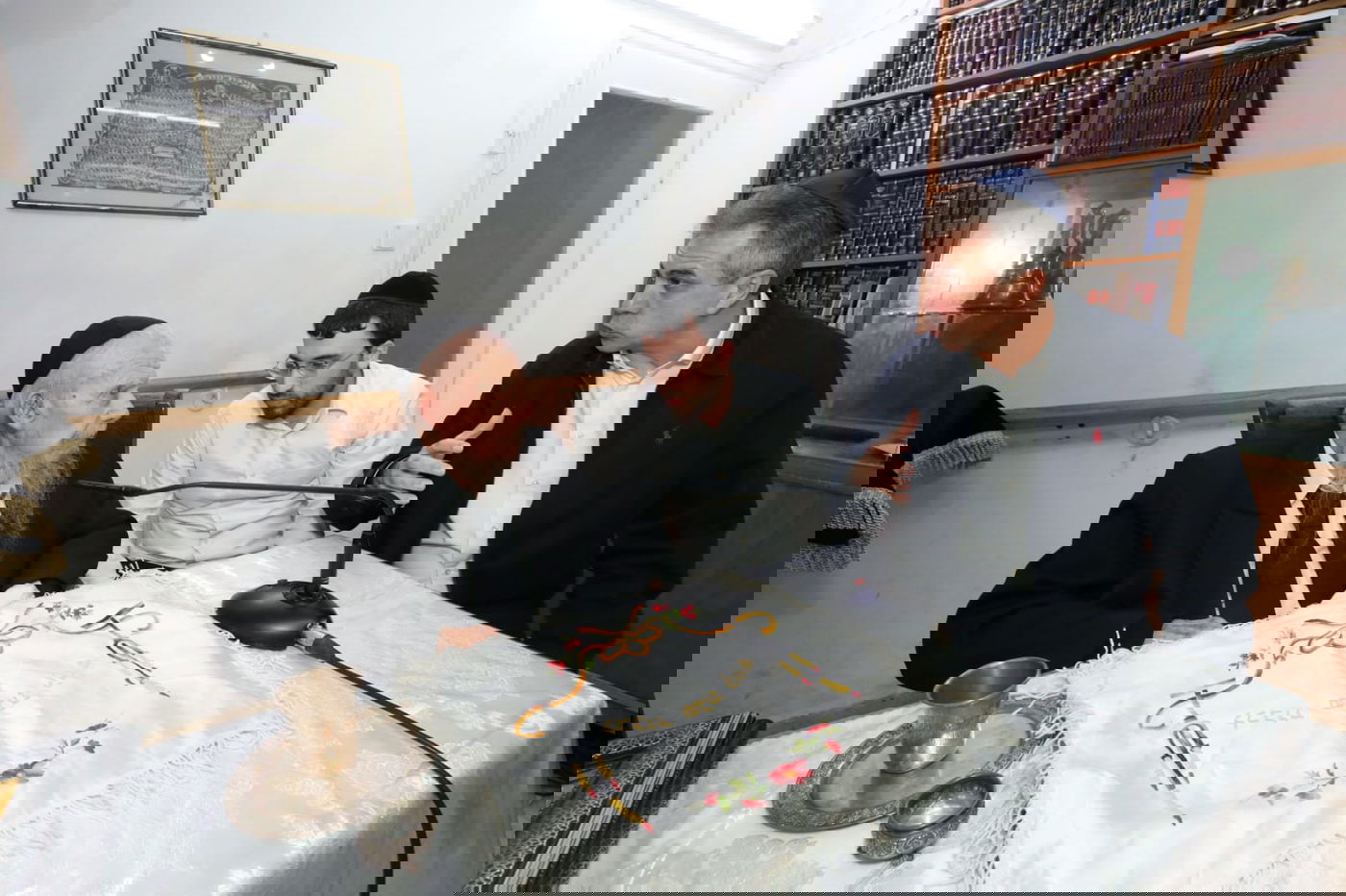 עם שולחן ערוך לשבת: ראש הישיבה קיבל את שר החוץ