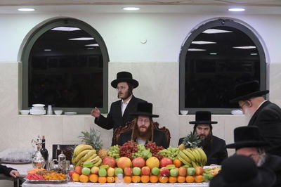 האדמו"ר מקאליב בטיש פירות