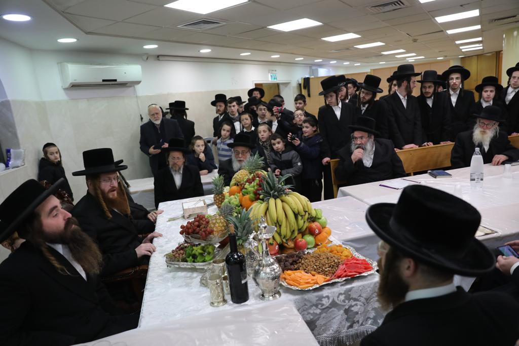 שולחן מלא פירות: מראות טיש ט"ו בשבט בקאליב | צפו