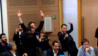 "ד-מ-ו-ק-ר-ט-י-ה!" • צעירים חוללו מהומה בוועדה והוצאו