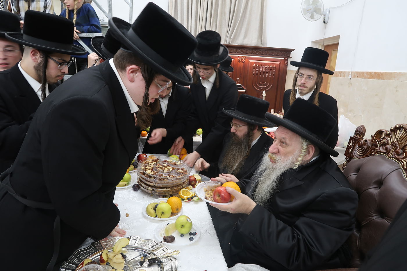 בטשרנאביל חילקו פירות לכבוד ט"ו בשבט | צפו בגלריה