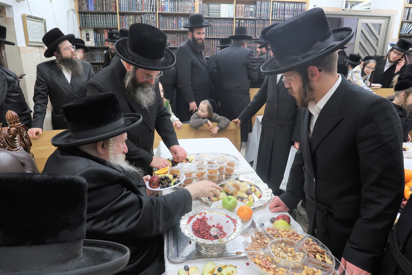 בטשרנאביל חילקו פירות לכבוד ט"ו בשבט | צפו בגלריה