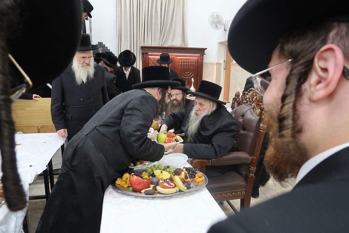 בטשרנאביל חילקו פירות לכבוד ט"ו בשבט | צפו בגלריה