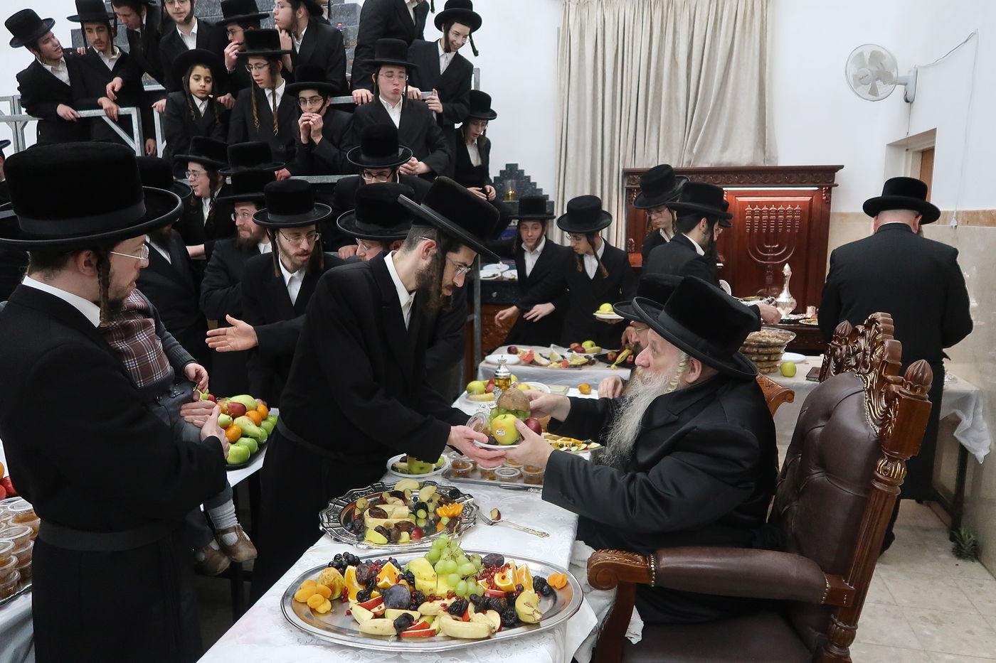 בטשרנאביל חילקו פירות לכבוד ט"ו בשבט | צפו בגלריה