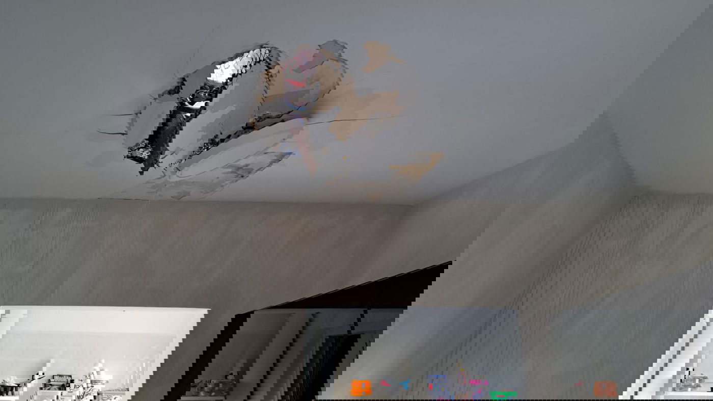 החור שנפער בתקרה בחיפה