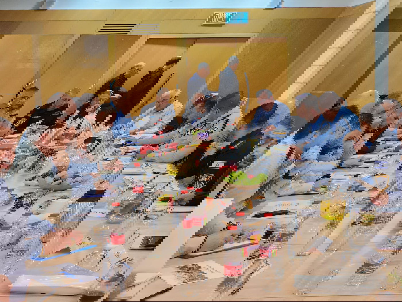 הדיון במשרד לביטחון לאומי, הערב