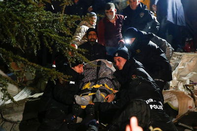 פינוי הניצולים מהרעש