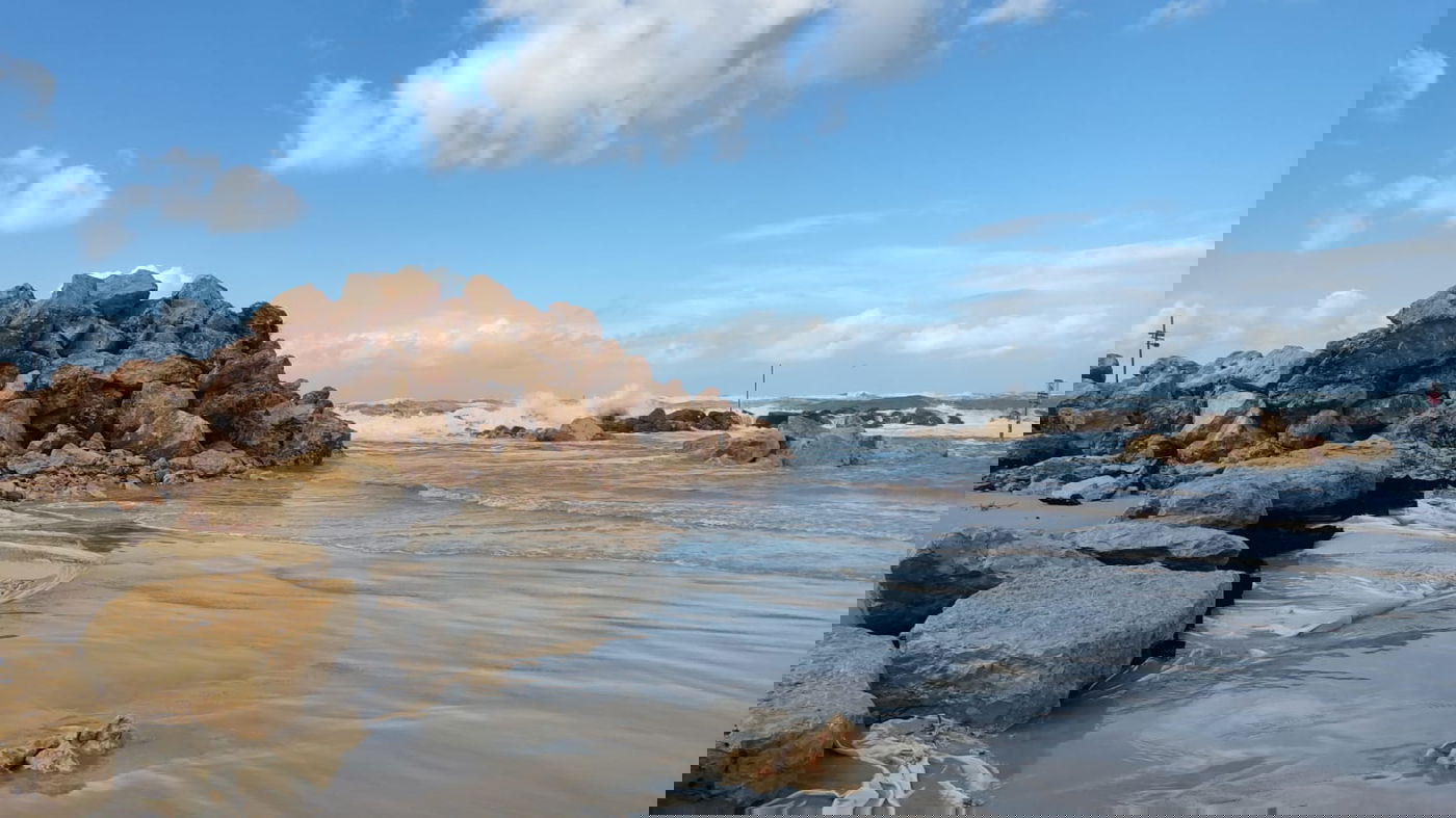 הסופה החורפית הכתה בחופי תל אביב • צפו