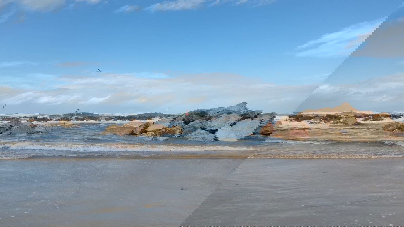 הסופה החורפית הכתה בחופי תל אביב • צפו
