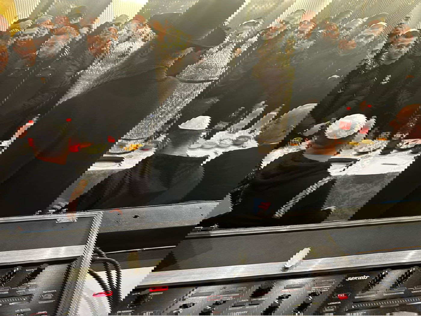 ראשי ארגוני הפשע היריבים במפגש 'סולחה' עם ספר תורה