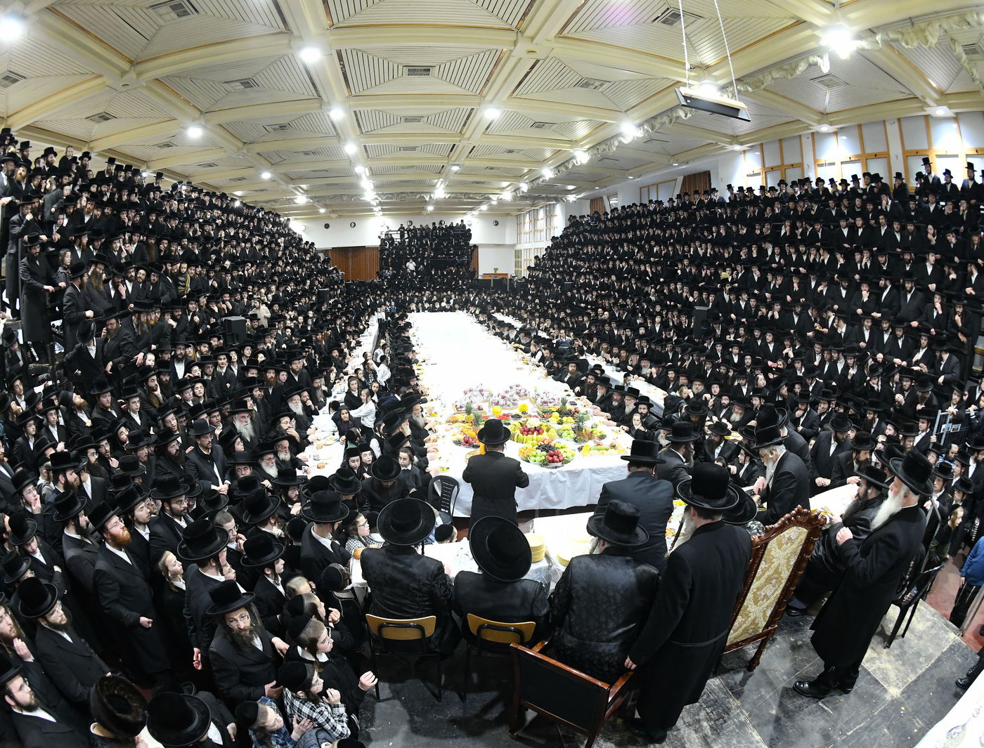 אלפי החסידים ב'טיש ט"ו בשבט' בחסידות צאנז בנתניה