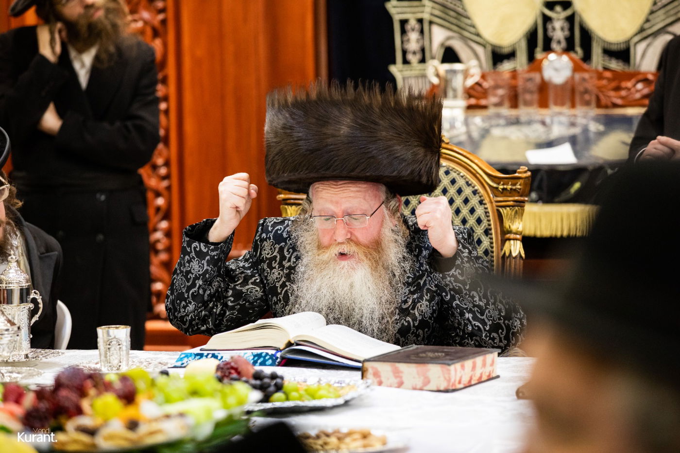 האדמו"ר חילק פירות שביעית | תיעוד ט"ו בשבט בקרעטשניף