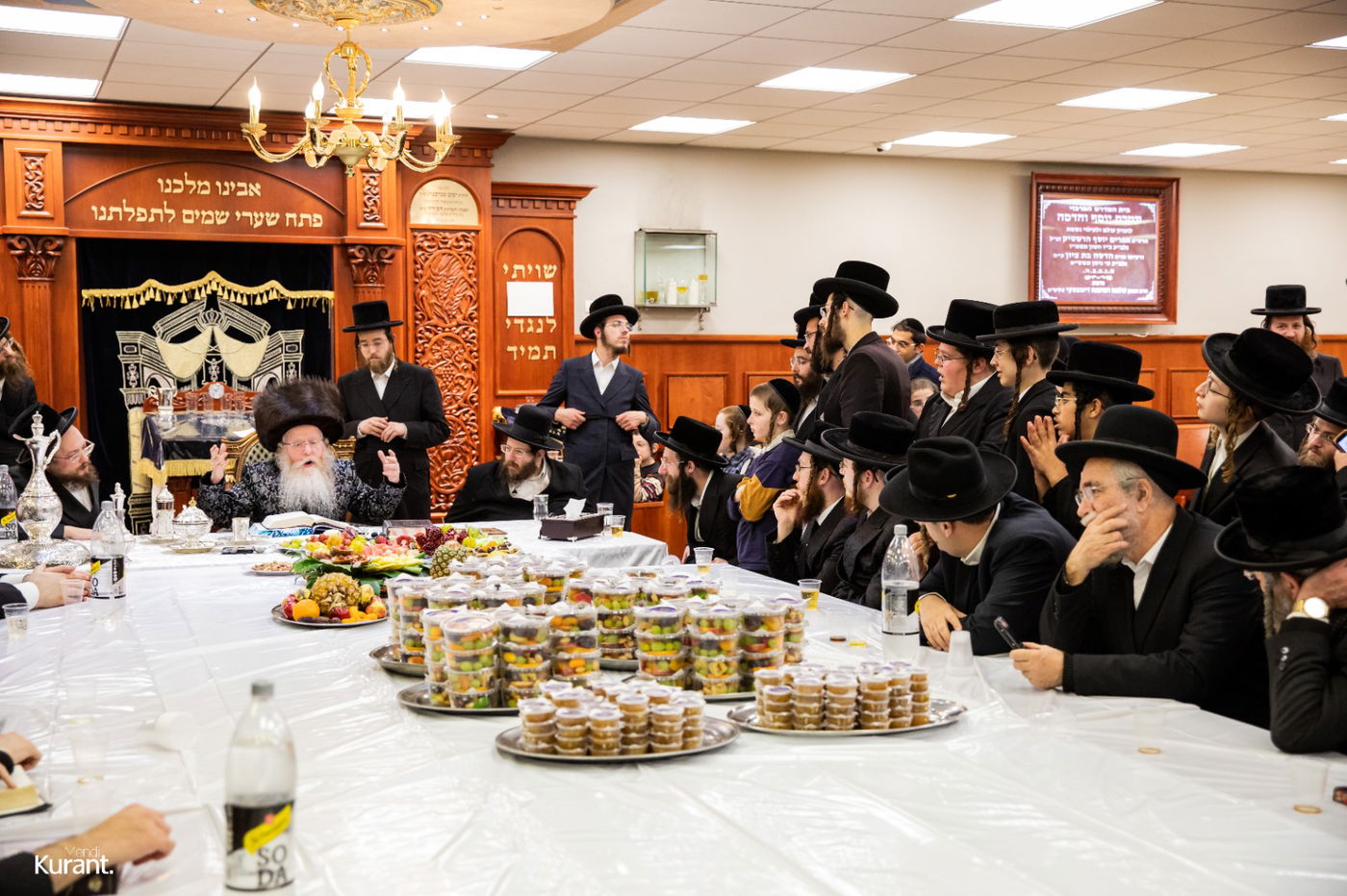 האדמו"ר חילק פירות שביעית | תיעוד ט"ו בשבט בקרעטשניף