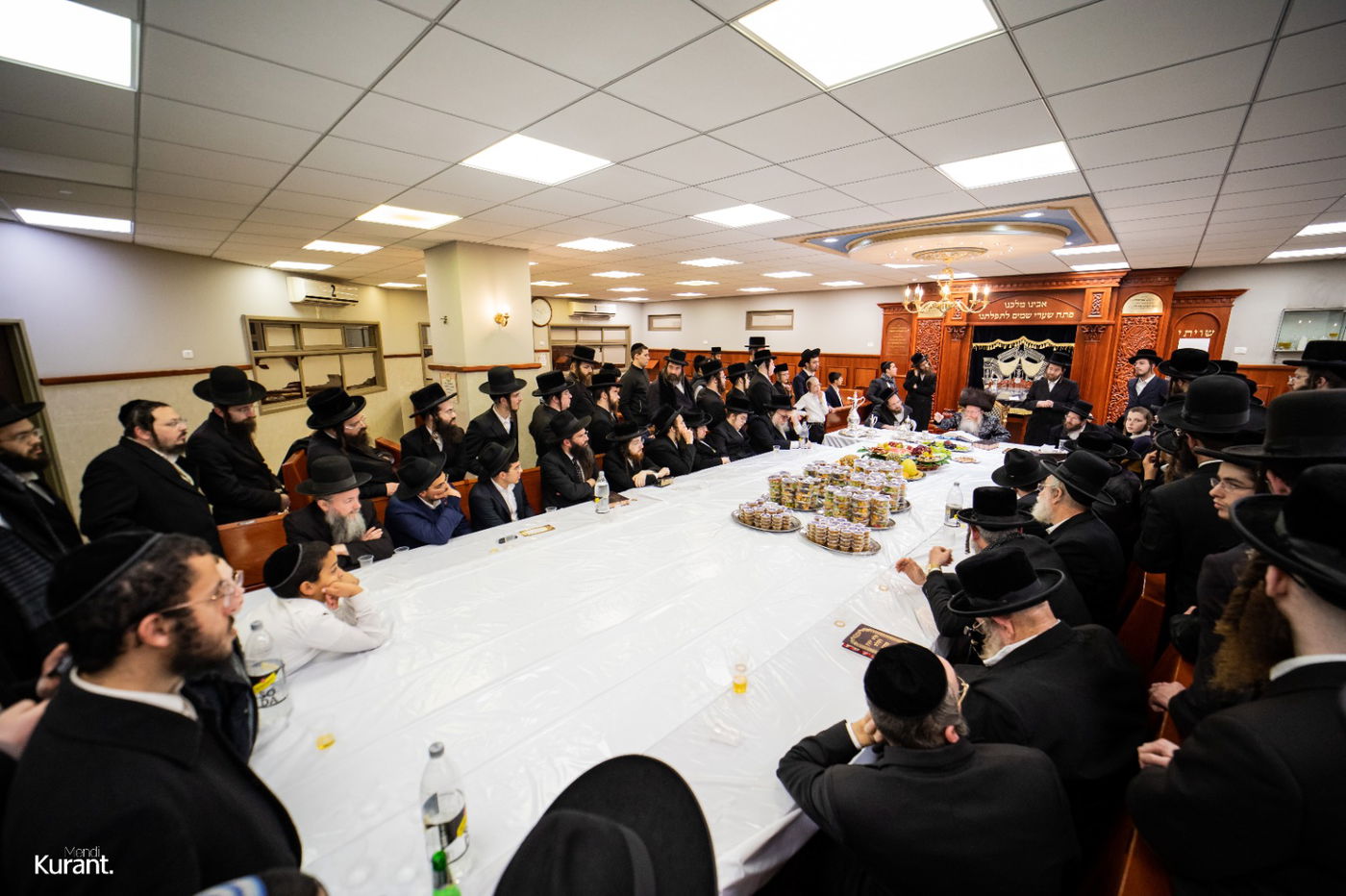 האדמו"ר חילק פירות שביעית | תיעוד ט"ו בשבט בקרעטשניף