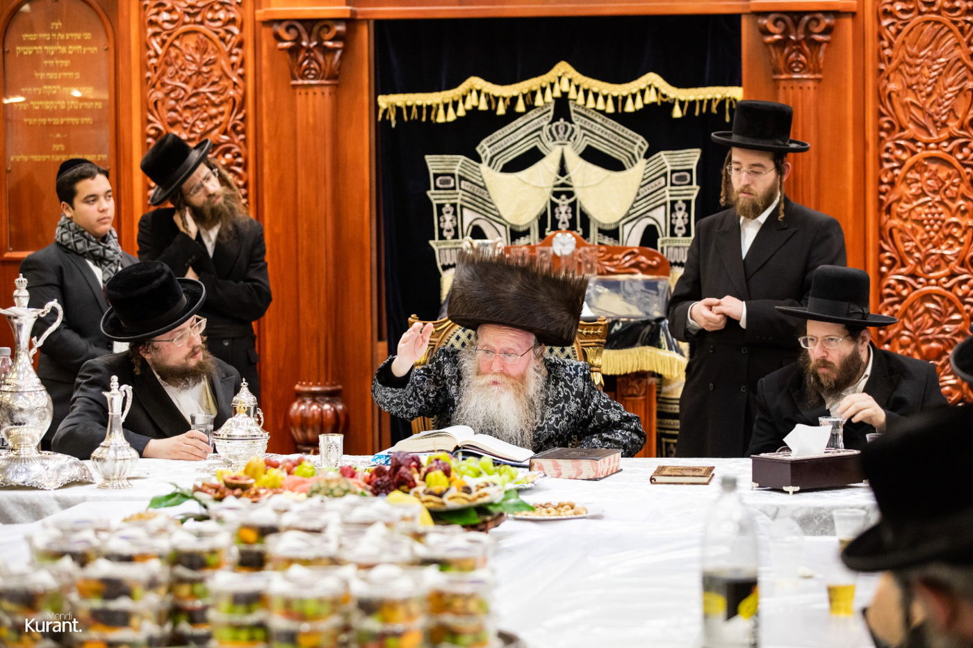 האדמו"ר חילק פירות שביעית | תיעוד ט"ו בשבט בקרעטשניף