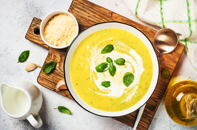 בחוץ סוער, בבית חמים וטעים: מרק זוקיני וכרישה בחצי שעה בלבד