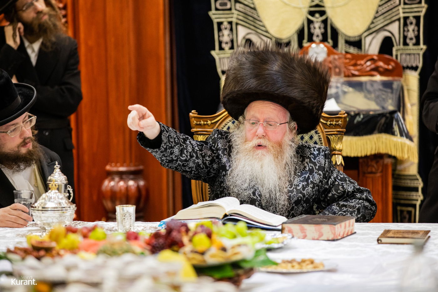 האדמו"ר חילק פירות שביעית | תיעוד ט"ו בשבט בקרעטשניף