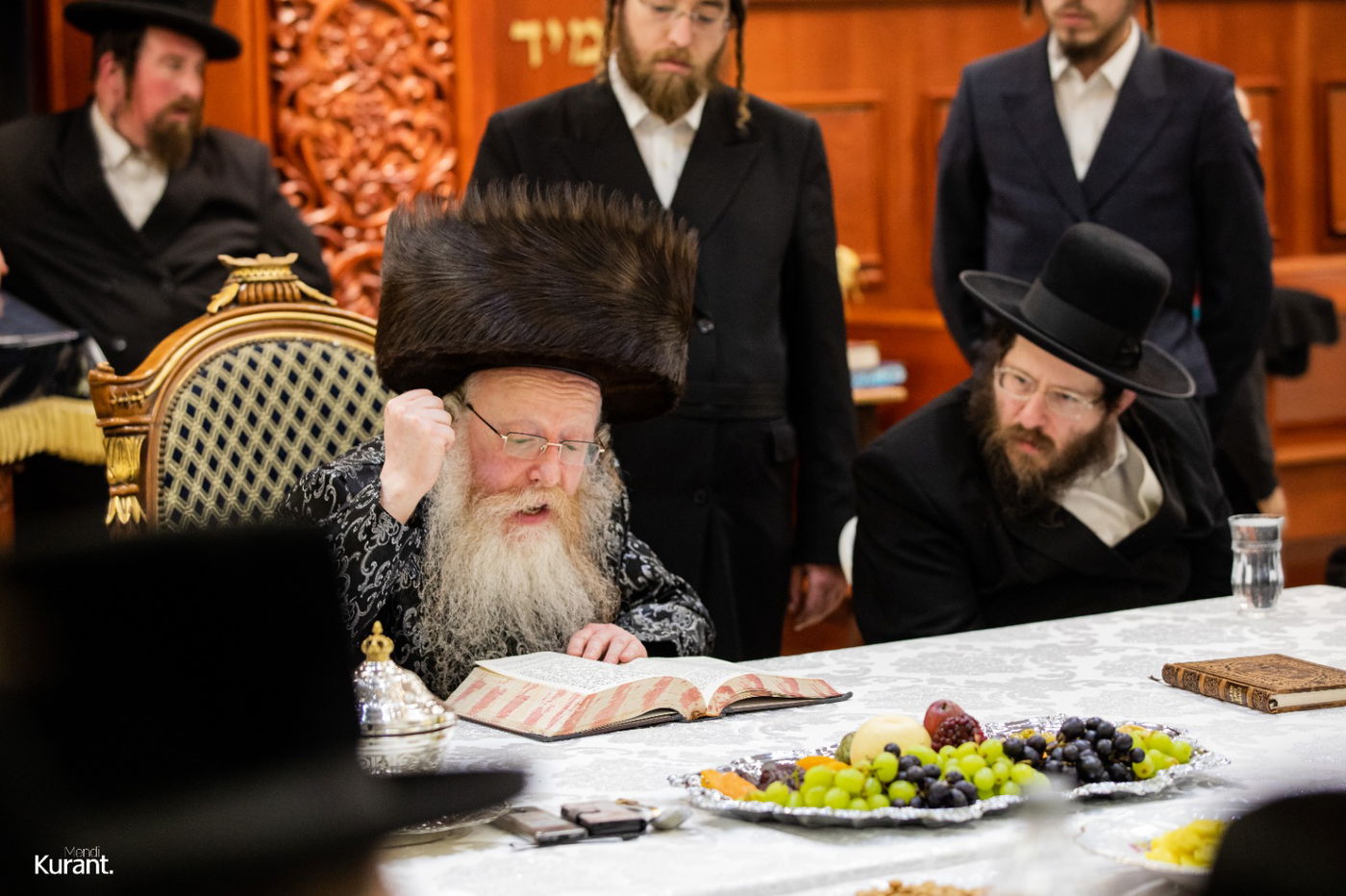 האדמו"ר חילק פירות שביעית | תיעוד ט"ו בשבט בקרעטשניף