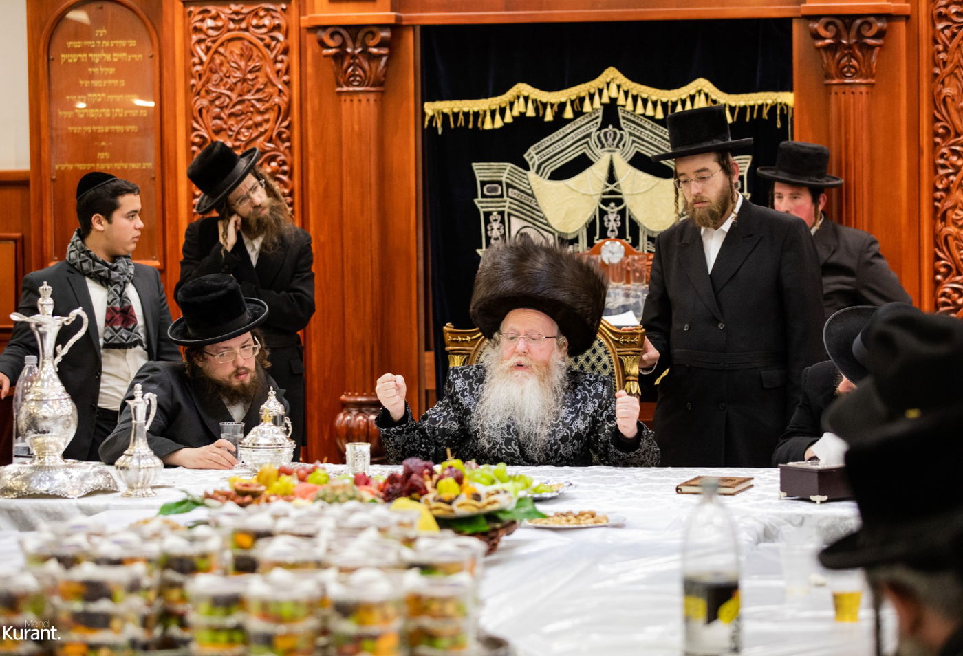 האדמו"ר חילק פירות שביעית | תיעוד ט"ו בשבט בקרעטשניף