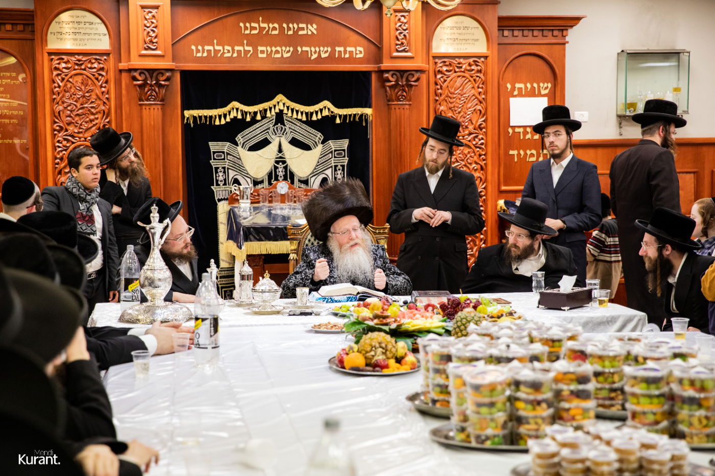 האדמו"ר חילק פירות שביעית | תיעוד ט"ו בשבט בקרעטשניף