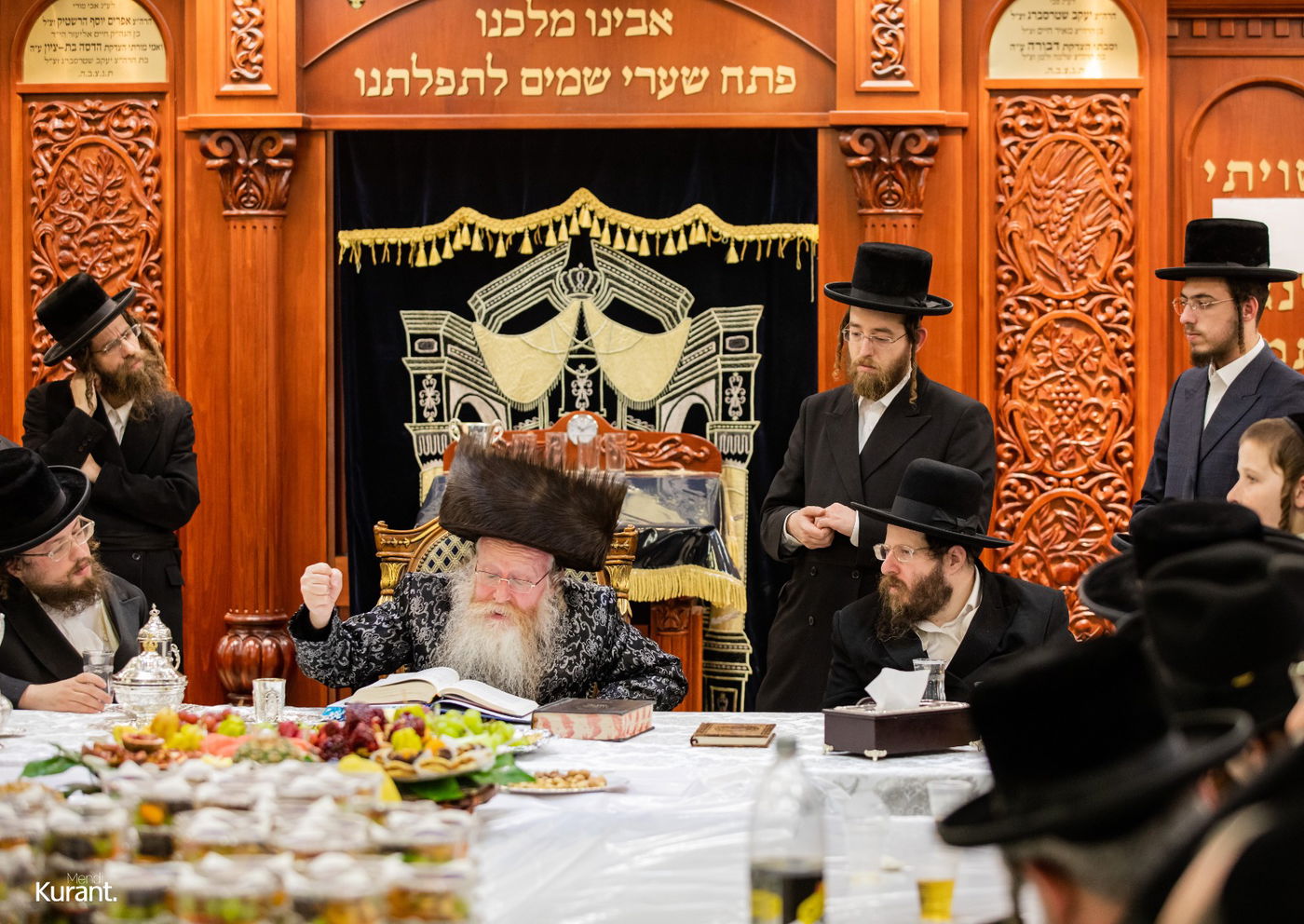 האדמו"ר חילק פירות שביעית | תיעוד ט"ו בשבט בקרעטשניף