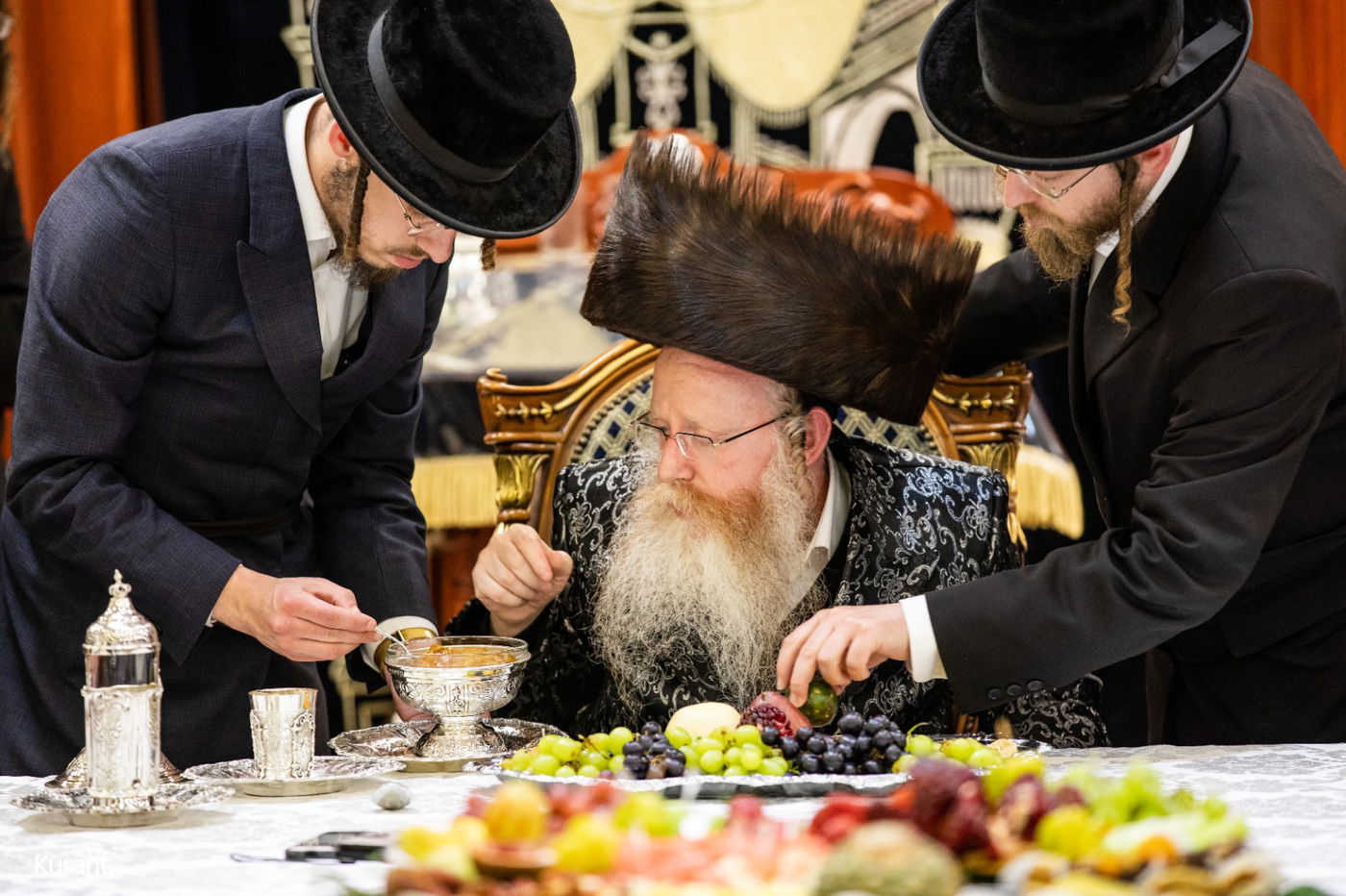 האדמו"ר חילק פירות שביעית | תיעוד ט"ו בשבט בקרעטשניף