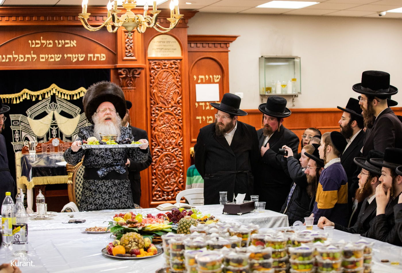 האדמו"ר חילק פירות שביעית | תיעוד ט"ו בשבט בקרעטשניף