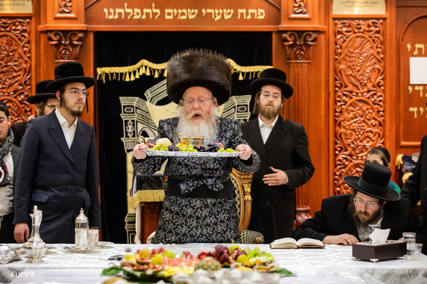 האדמו"ר חילק פירות שביעית | תיעוד ט"ו בשבט בקרעטשניף