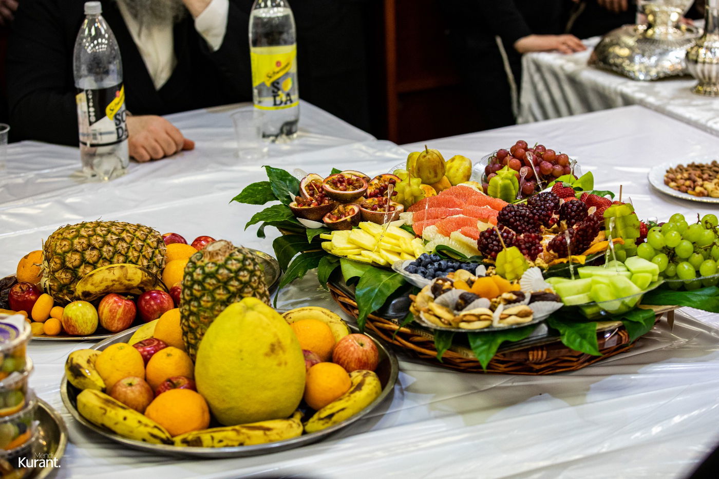האדמו"ר חילק פירות שביעית | תיעוד ט"ו בשבט בקרעטשניף