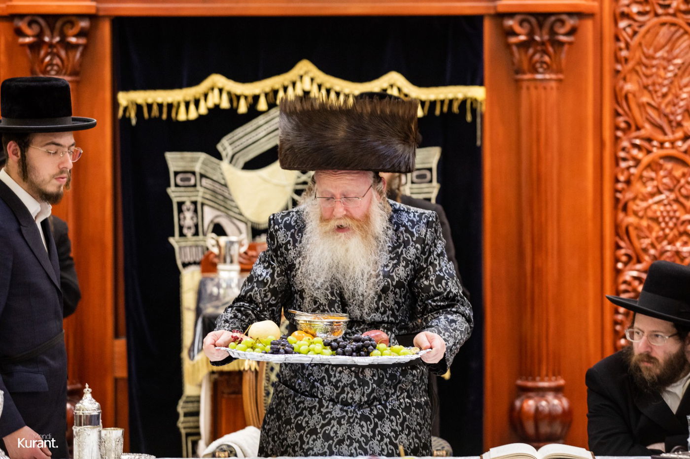 האדמו"ר חילק פירות שביעית | תיעוד ט"ו בשבט בקרעטשניף