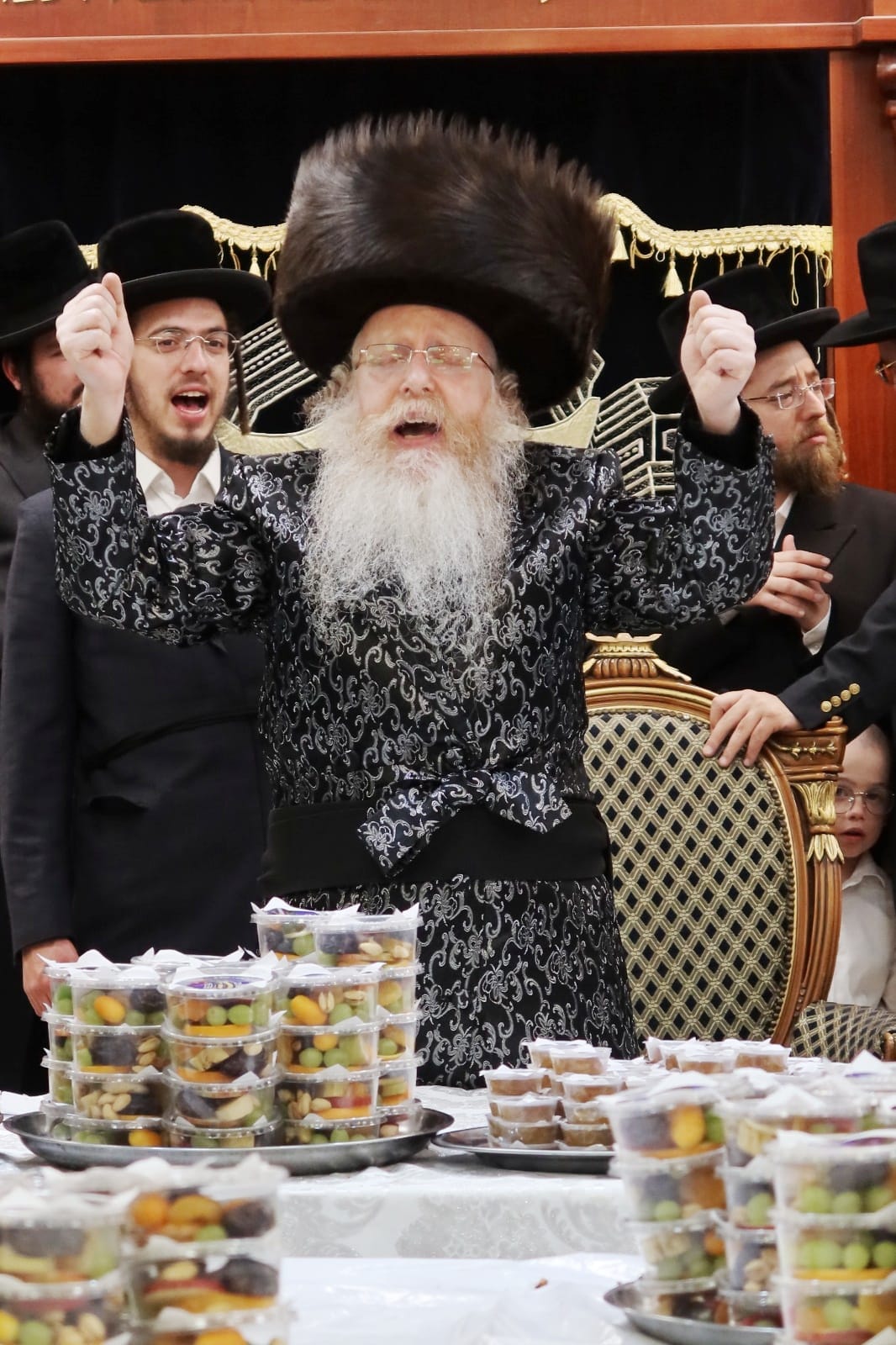 האדמו"ר חילק פירות שביעית | תיעוד ט"ו בשבט בקרעטשניף