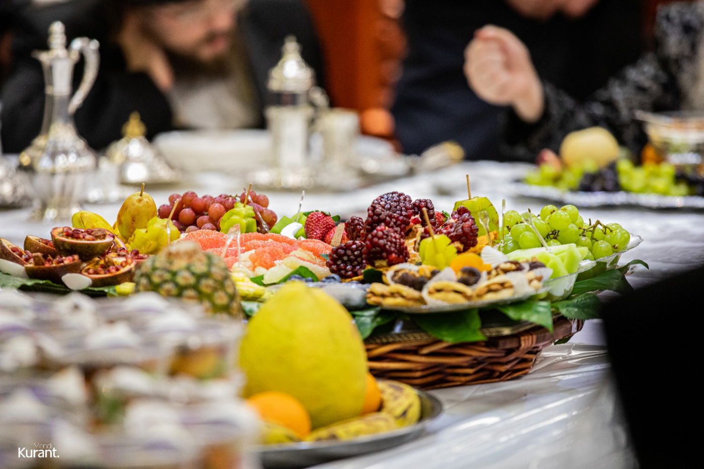 האדמו"ר חילק פירות שביעית | תיעוד ט"ו בשבט בקרעטשניף
