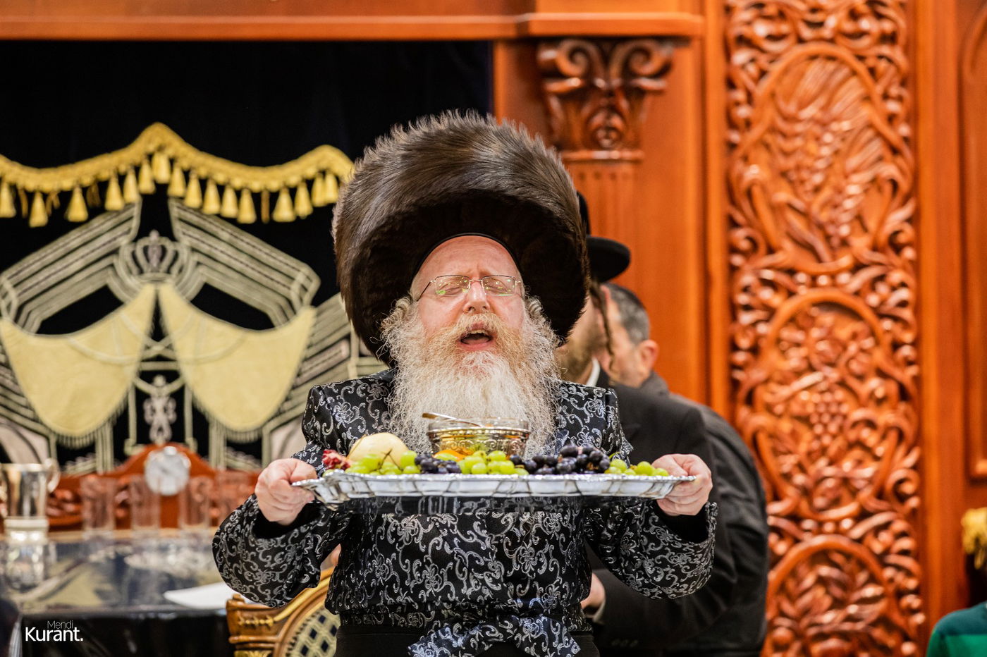 האדמו"ר חילק פירות שביעית | תיעוד ט"ו בשבט בקרעטשניף