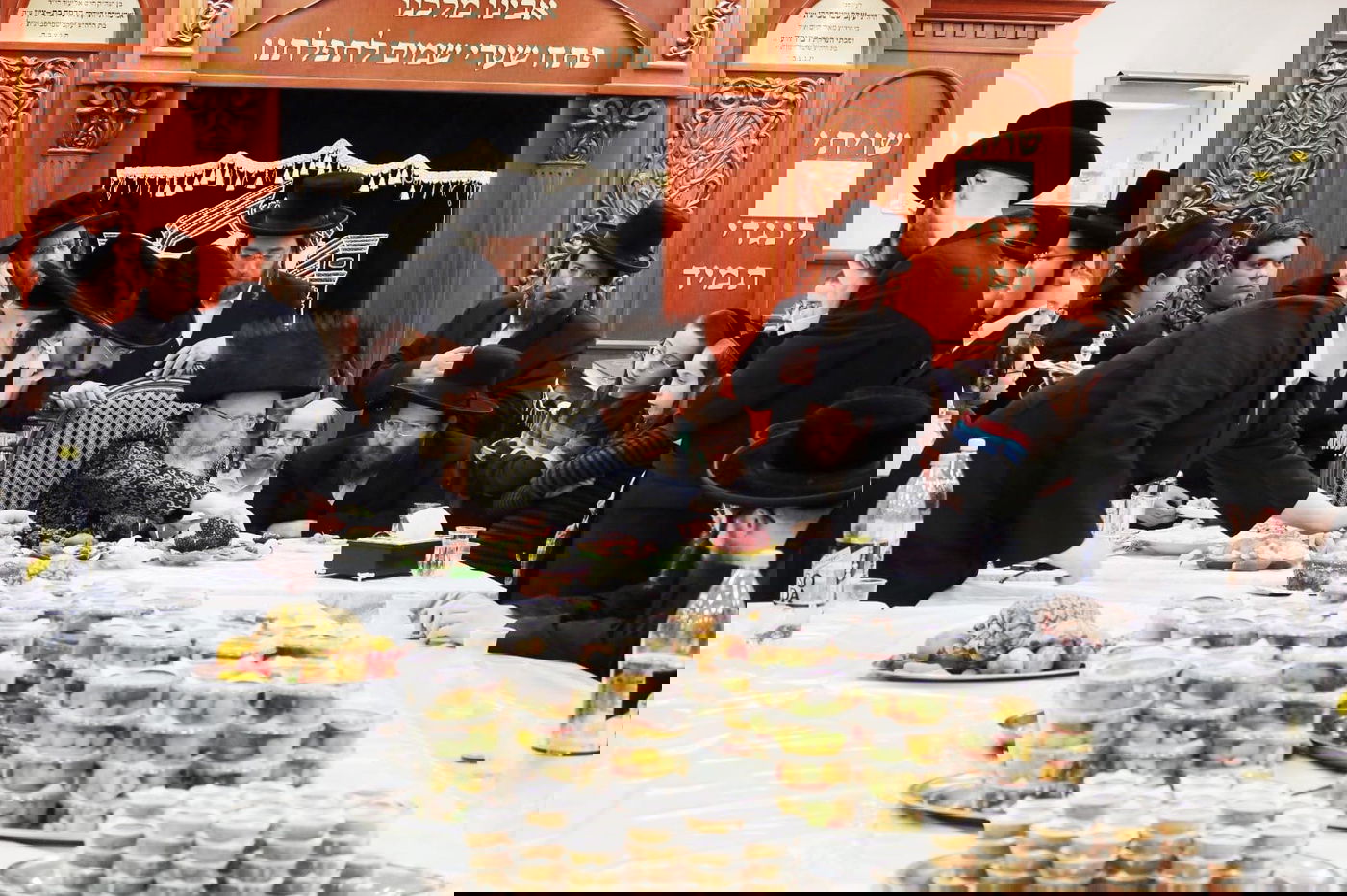 האדמו"ר חילק פירות שביעית | תיעוד ט"ו בשבט בקרעטשניף