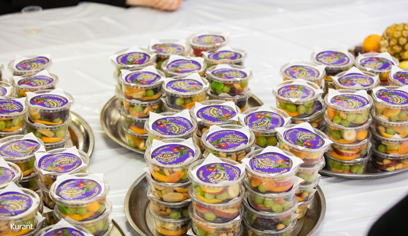 האדמו"ר חילק פירות שביעית | תיעוד ט"ו בשבט בקרעטשניף