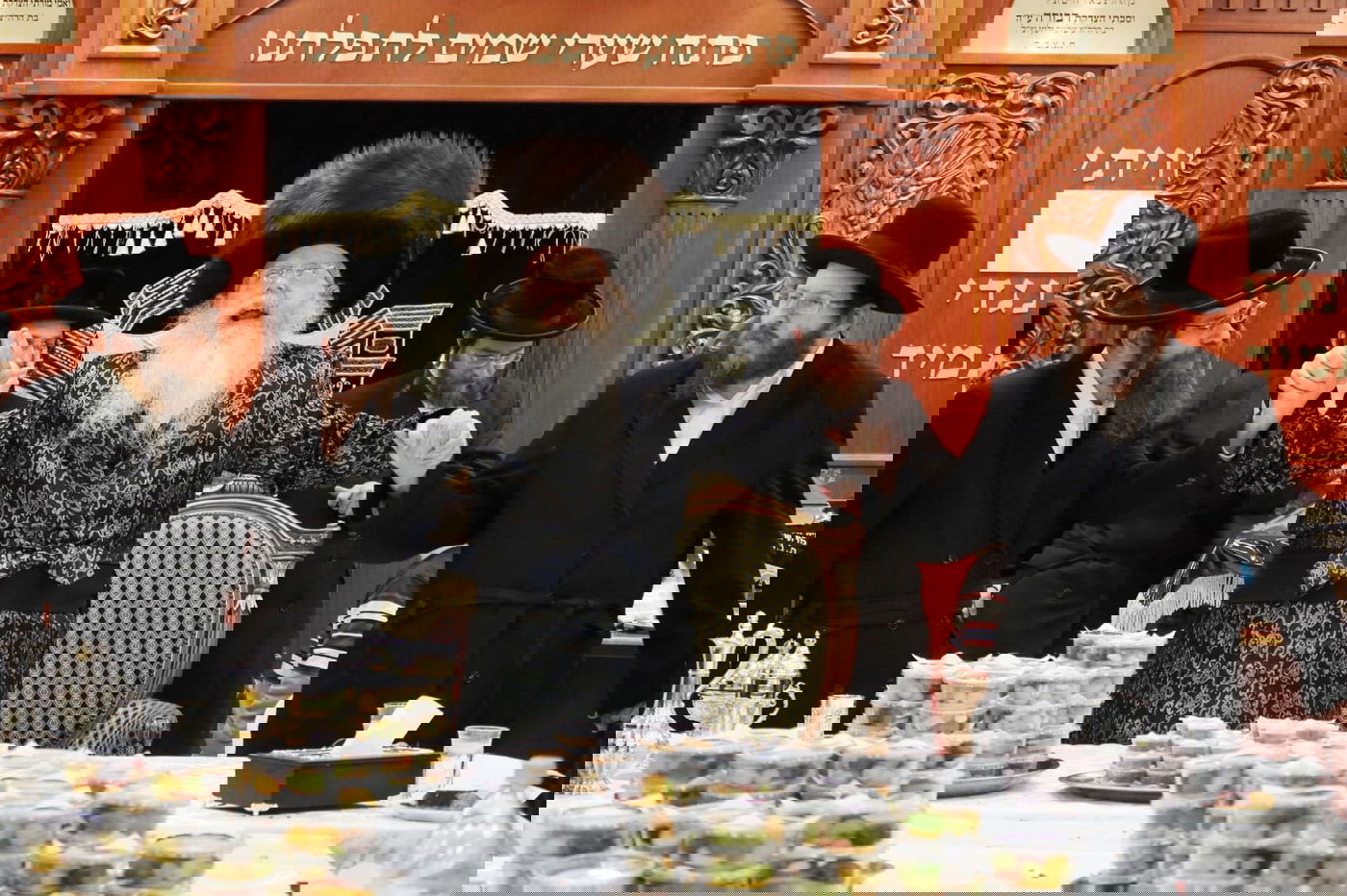 האדמו"ר חילק פירות שביעית | תיעוד ט"ו בשבט בקרעטשניף