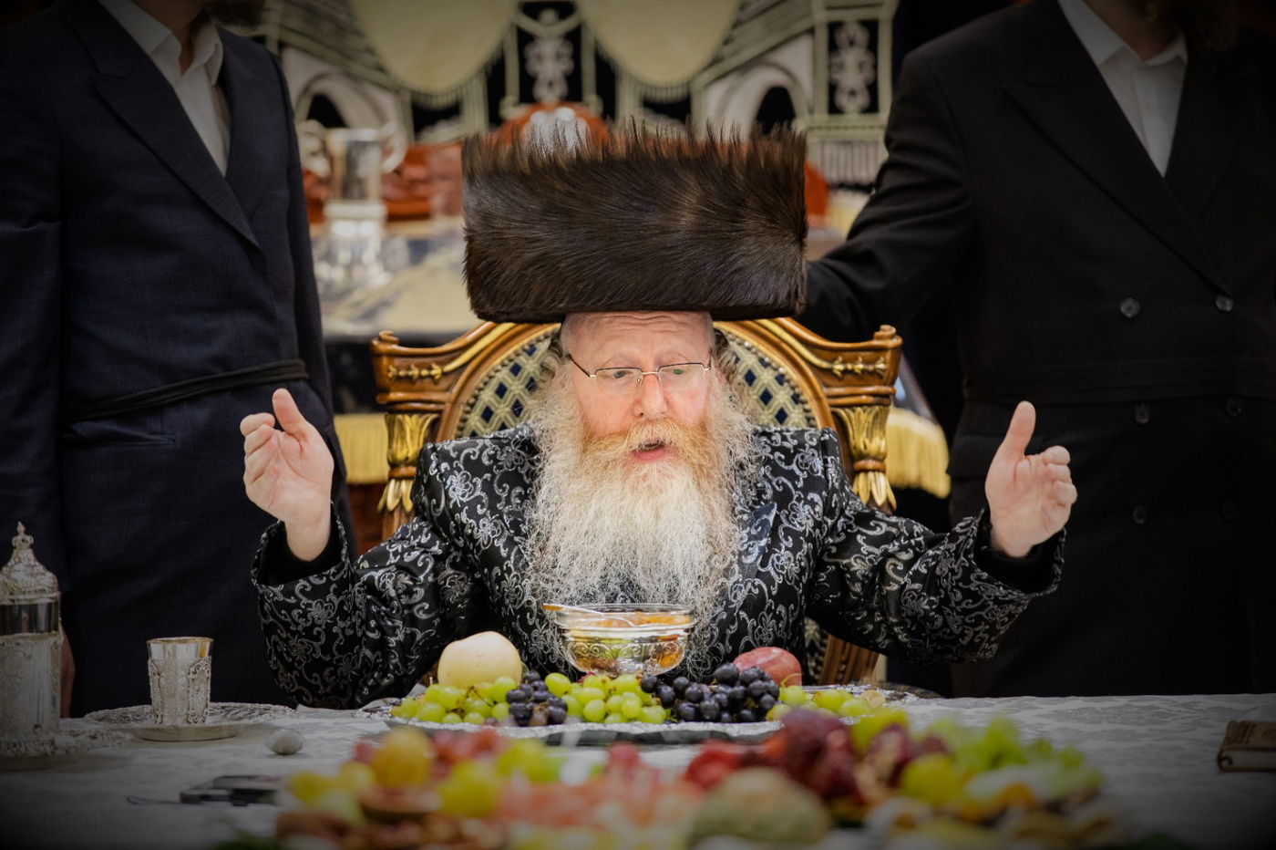 האדמו"ר חילק פירות שביעית | תיעוד ט"ו בשבט בקרעטשניף