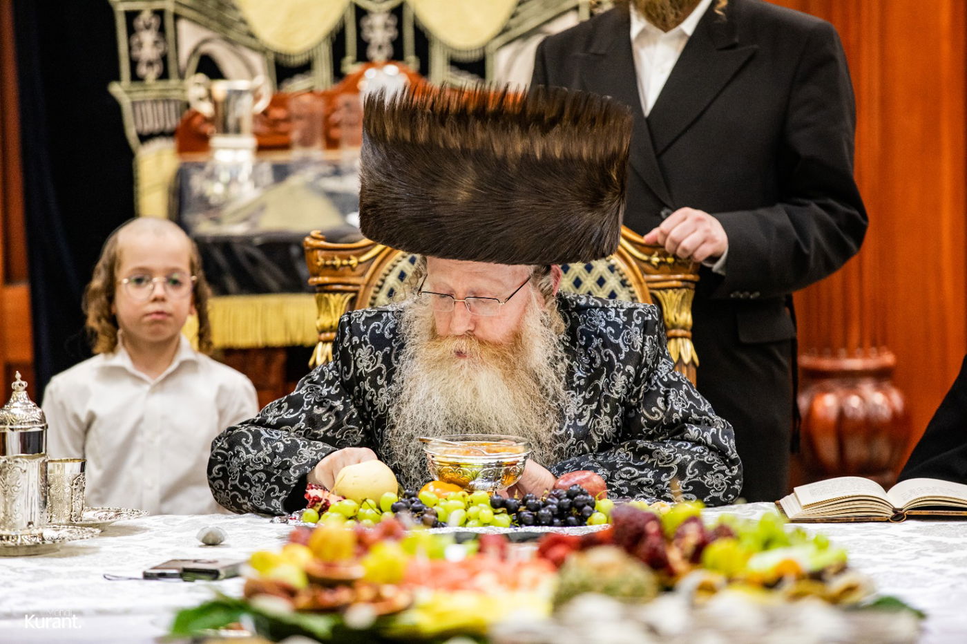 האדמו"ר חילק פירות שביעית | תיעוד ט"ו בשבט בקרעטשניף