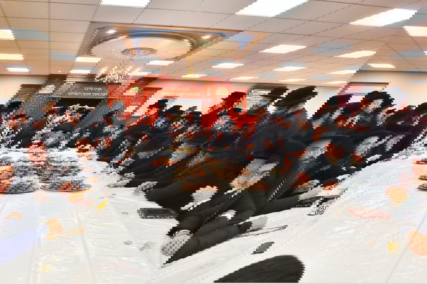 האדמו"ר חילק פירות שביעית | תיעוד ט"ו בשבט בקרעטשניף