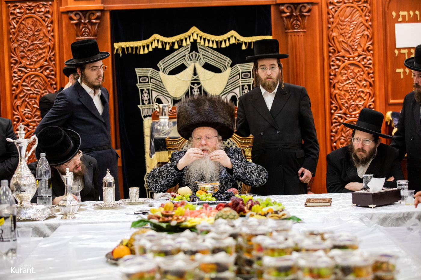 האדמו"ר חילק פירות שביעית | תיעוד ט"ו בשבט בקרעטשניף