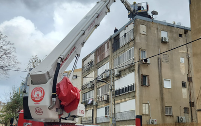 אדם איבד את ההכרה וחולץ מגג בניין תוך פעולות החייאה