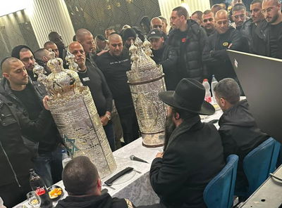 ראשי ארגוני הפשע היריבים במפגש 'סולחה' עם ספר תורה