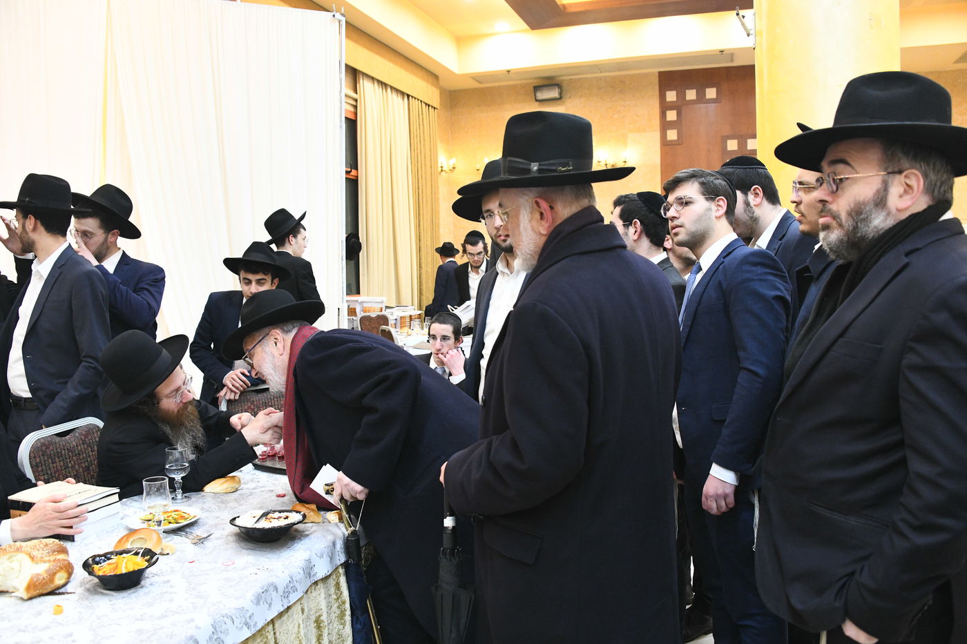 המונים בחתונת בנו של הגאון רבי עמרם פריד • צפו בגלריה