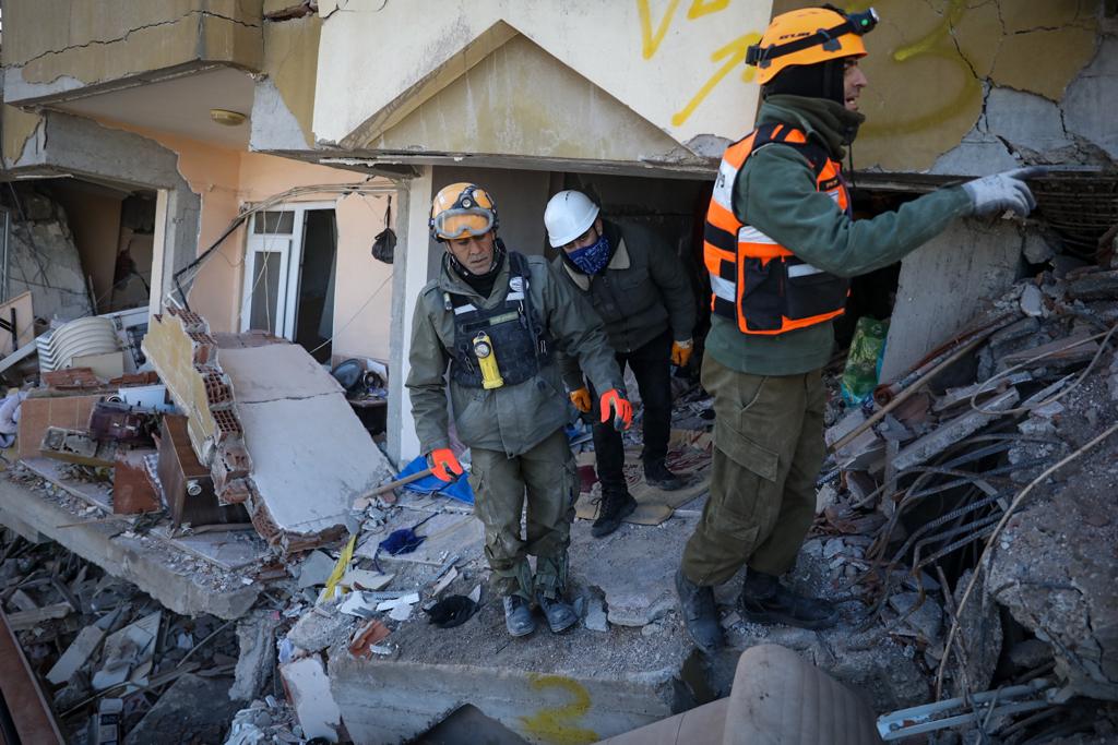 אחרי 12 שעות עבודה של הצוות הישראלי: הבעל מת והאישה חולצה | תיעוד