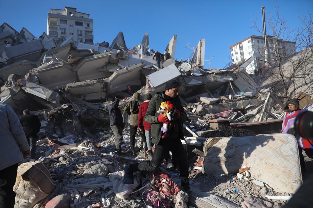 אחרי 12 שעות עבודה של הצוות הישראלי: הבעל מת והאישה חולצה | תיעוד