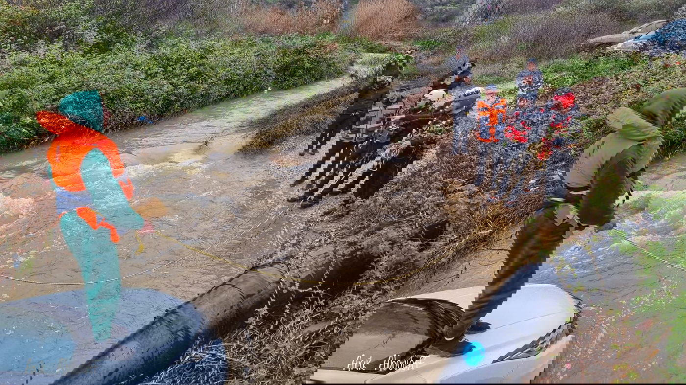 שניים נלכדו עם רכב בנחל שורק - וחולצו בשלום • תיעוד