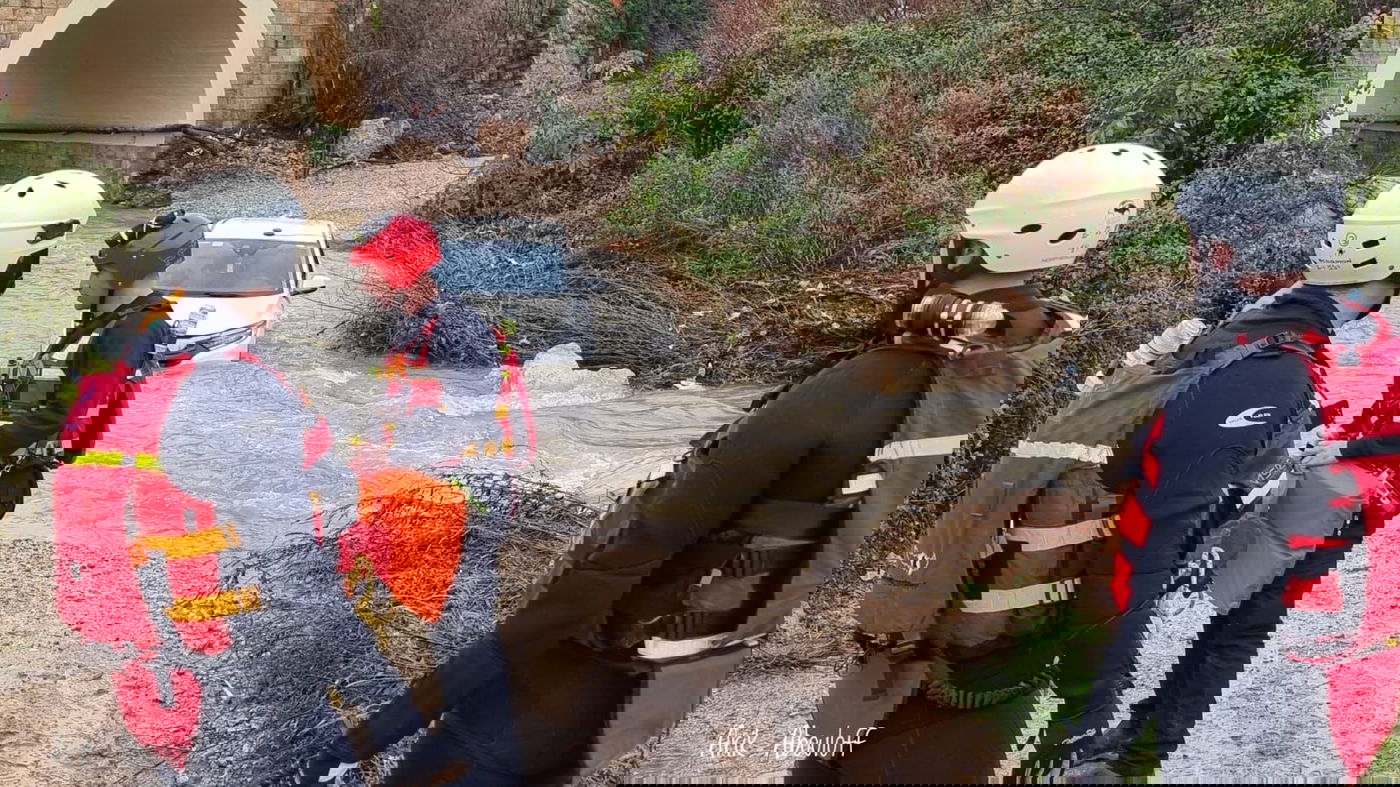 שניים נלכדו עם רכב בנחל שורק - וחולצו בשלום • תיעוד