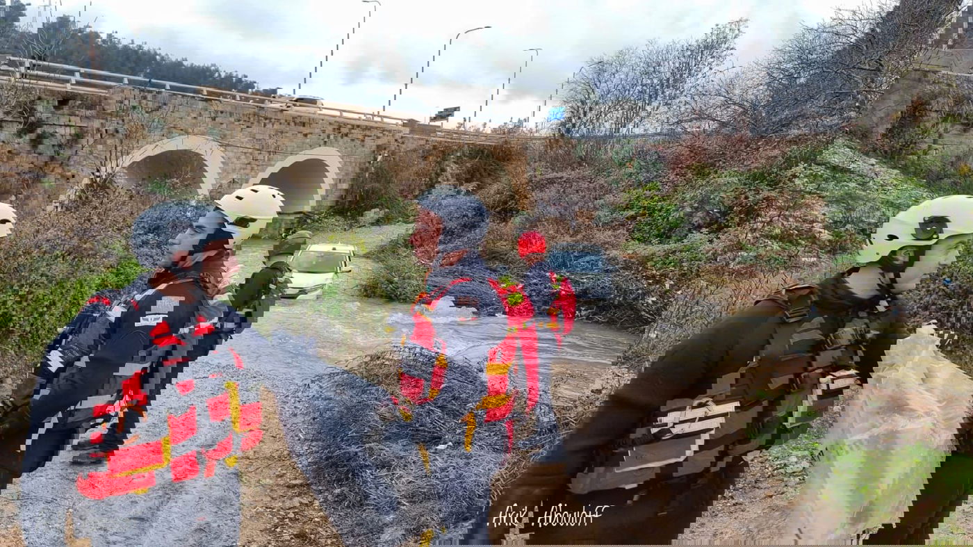 שניים נלכדו עם רכב בנחל שורק - וחולצו בשלום • תיעוד