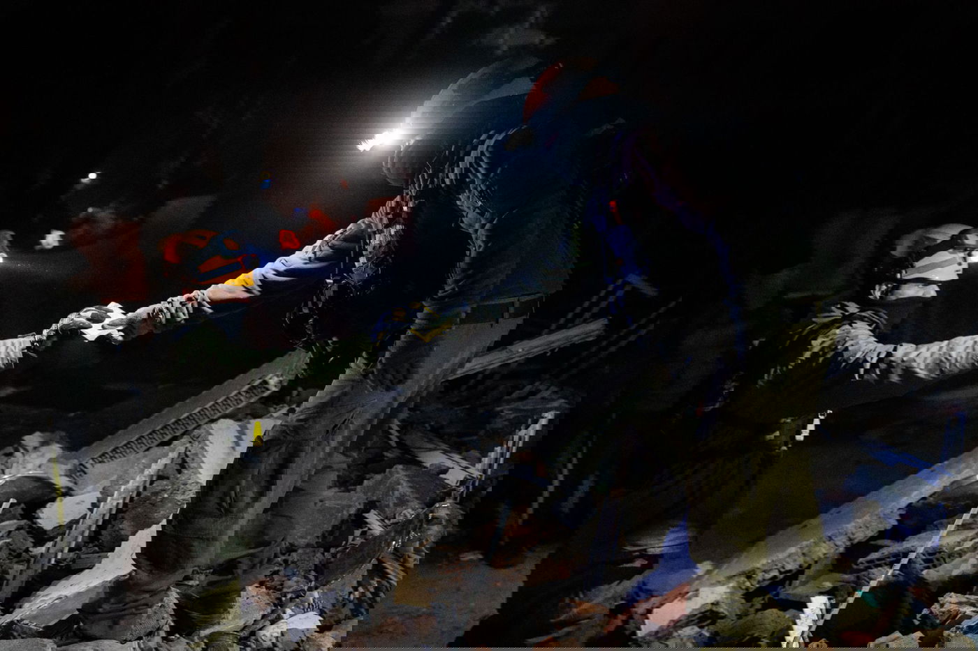 יותר מ-8,700 הרוגים ברעידת האדמה | משלחת צה"ל חילצה צעירה מתוך ההריסות