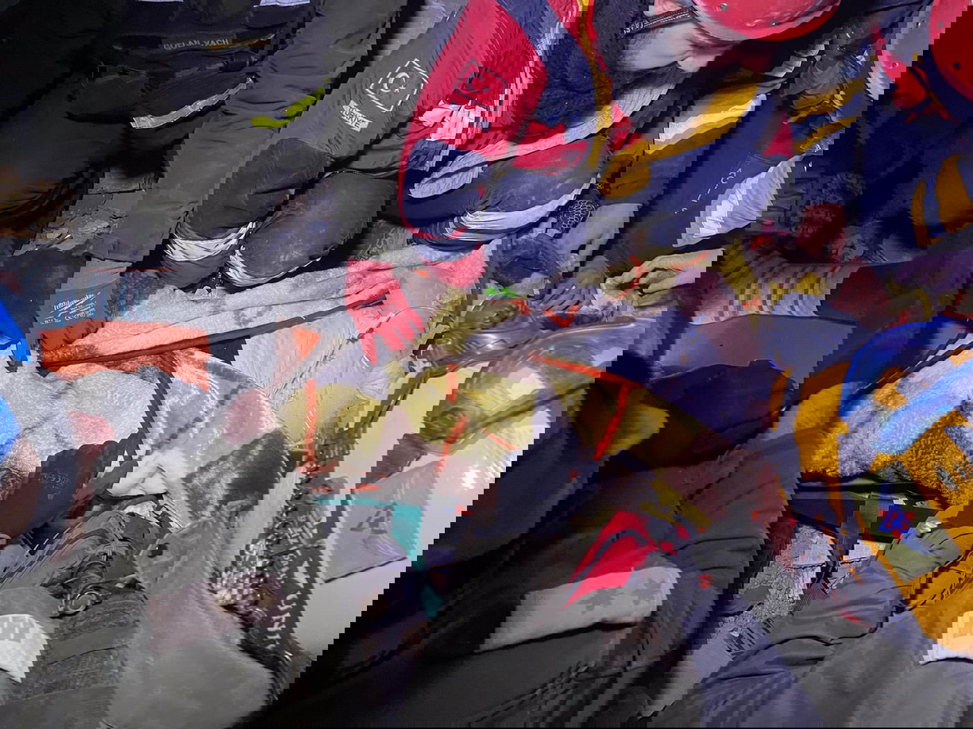 יותר מ-8,700 הרוגים ברעידת האדמה | משלחת צה"ל חילצה צעירה מתוך ההריסות